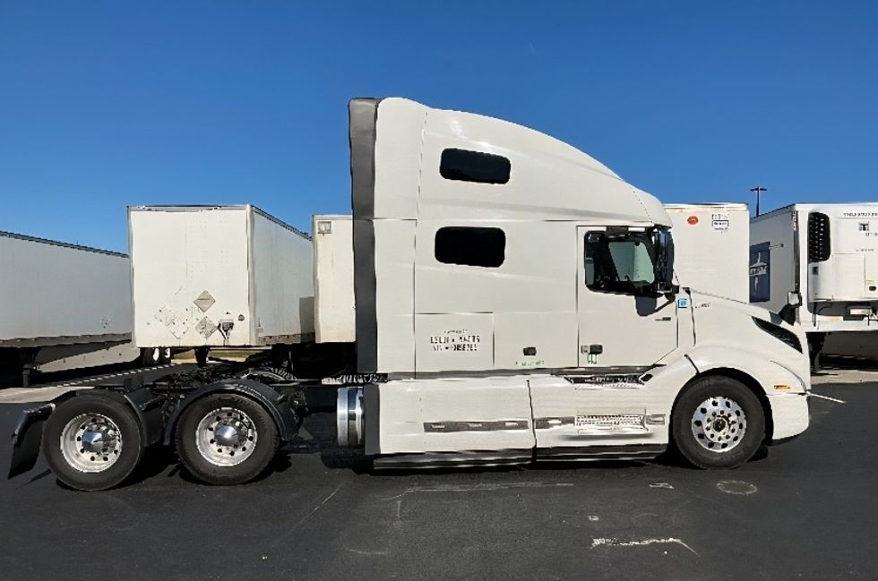 Sleeper Tractor-Heavy Duty Tractors-Volvo-2019-VNL64760-Atlanta (Forest Park)-GA-187,727\n\t\tmiles-$ 78,750 - Image 8