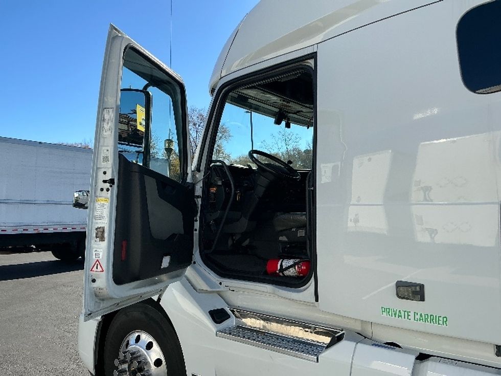 Sleeper Tractor-Heavy Duty Tractors-Volvo-2019-VNL64760-Atlanta (Forest Park)-GA-187,727\n\t\tmiles-$ 78,750 - Image 9