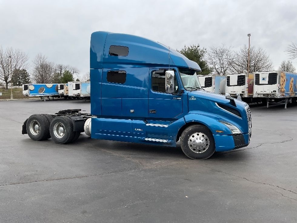 Sleeper Tractor-Heavy Duty Tractors-Volvo-2019-VNL64760-Bethlehem-PA-223,307\n\t\tmiles-$ 74,000 - Image 1