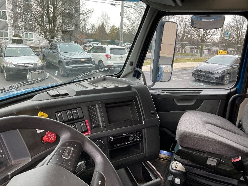 Sleeper Tractor-Heavy Duty Tractors-Volvo-2019-VNL64760-Bethlehem-PA-223,307\n\t\tmiles-$ 74,000 - Image 10