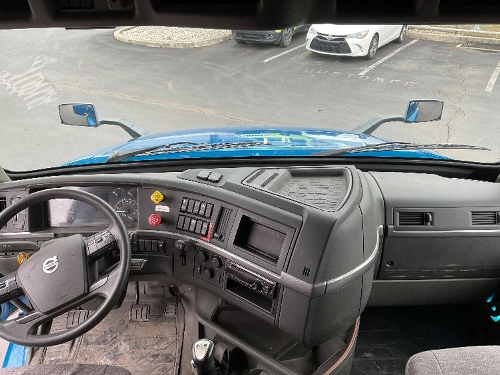 Sleeper Tractor-Heavy Duty Tractors-Volvo-2019-VNL64760-Bethlehem-PA-223,307\n\t\tmiles-$ 74,000 - Image 12