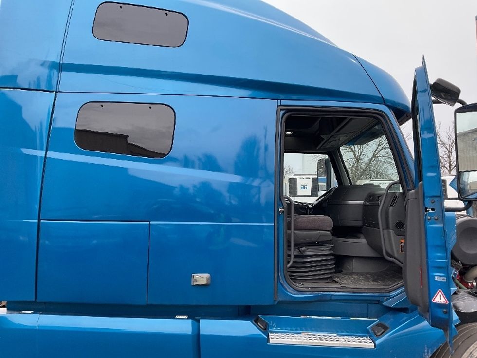 Sleeper Tractor-Heavy Duty Tractors-Volvo-2019-VNL64760-Bethlehem-PA-223,307\n\t\tmiles-$ 74,000 - Image 13