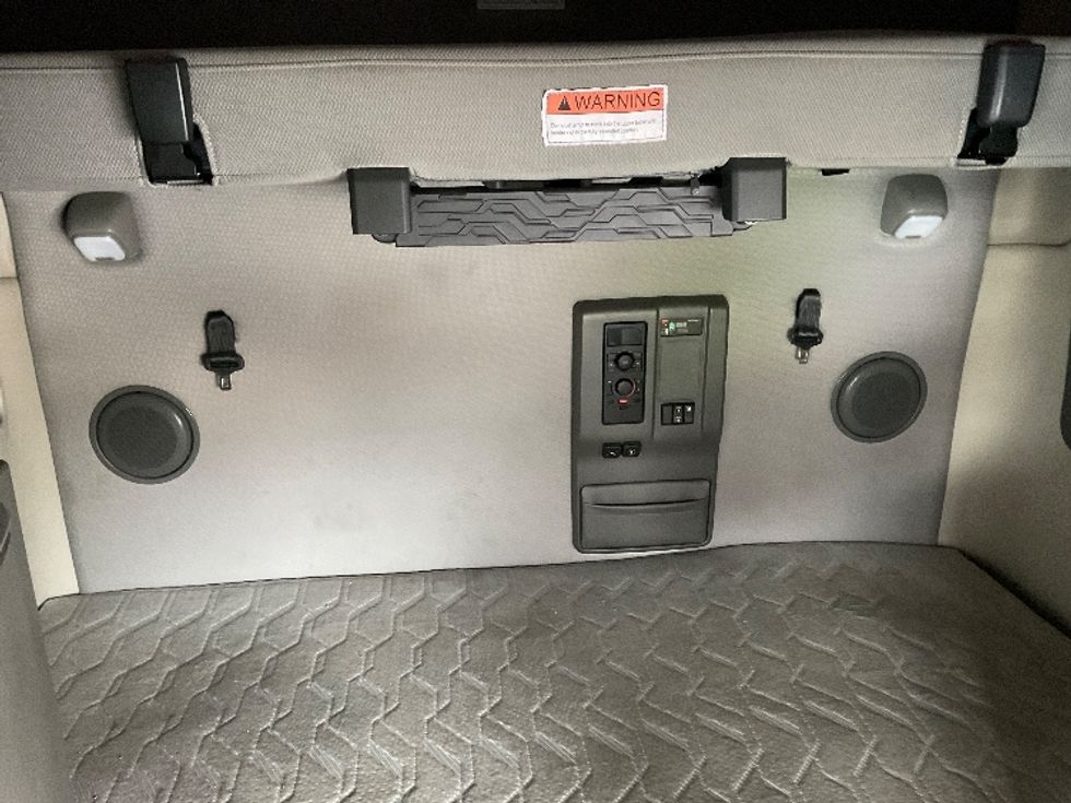 Sleeper Tractor-Heavy Duty Tractors-Volvo-2019-VNL64760-Bethlehem-PA-223,307\n\t\tmiles-$ 74,000 - Image 16