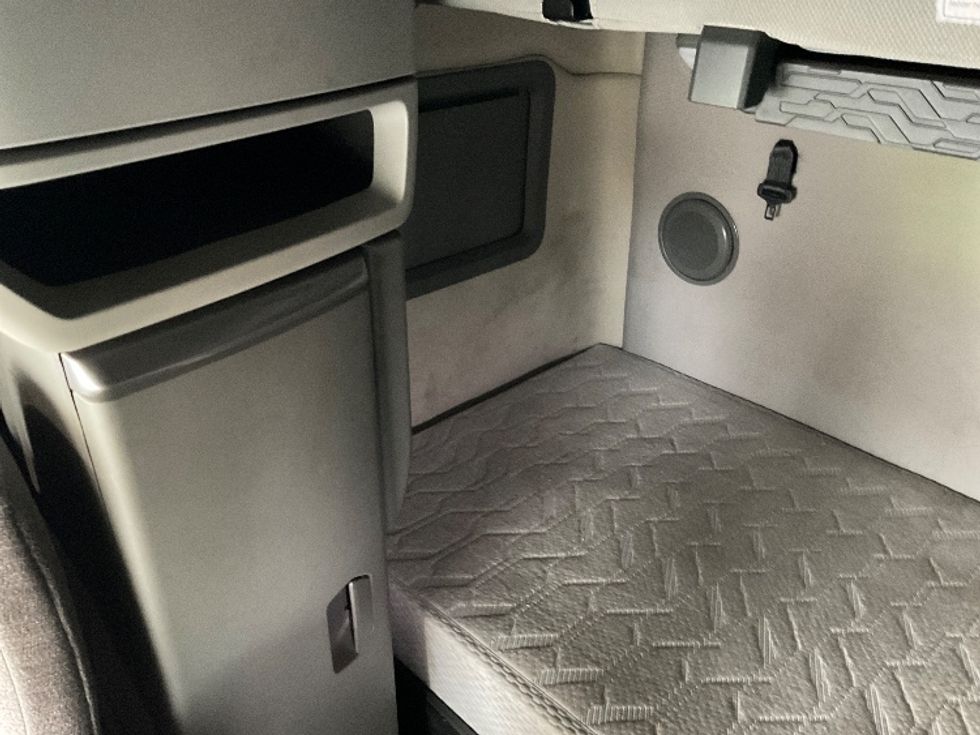 Sleeper Tractor-Heavy Duty Tractors-Volvo-2019-VNL64760-Bethlehem-PA-223,307\n\t\tmiles-$ 74,000 - Image 19