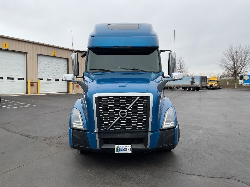 Sleeper Tractor-Heavy Duty Tractors-Volvo-2019-VNL64760-Bethlehem-PA-223,307\n\t\tmiles-$ 74,000 - Image 2