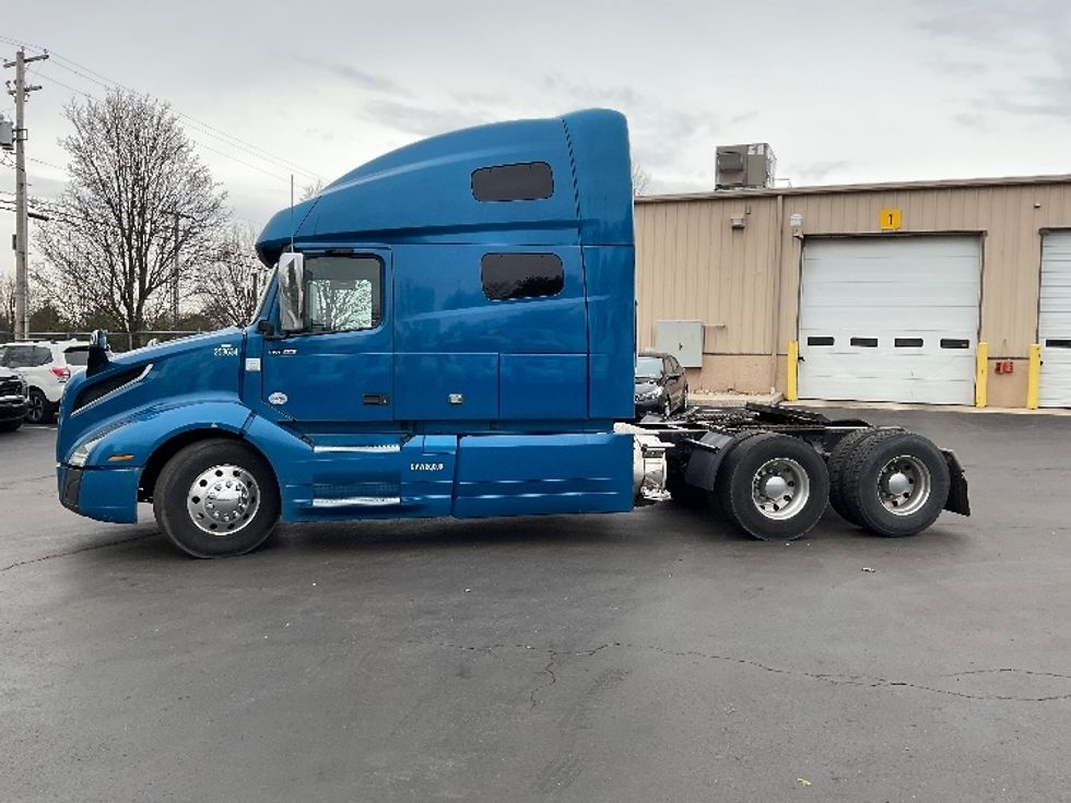 Sleeper Tractor-Heavy Duty Tractors-Volvo-2019-VNL64760-Bethlehem-PA-223,307\n\t\tmiles-$ 74,000 - Image 4