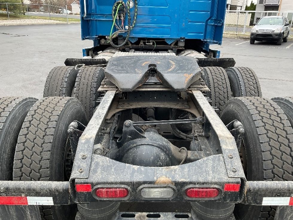 Sleeper Tractor-Heavy Duty Tractors-Volvo-2019-VNL64760-Bethlehem-PA-223,307\n\t\tmiles-$ 74,000 - Image 6