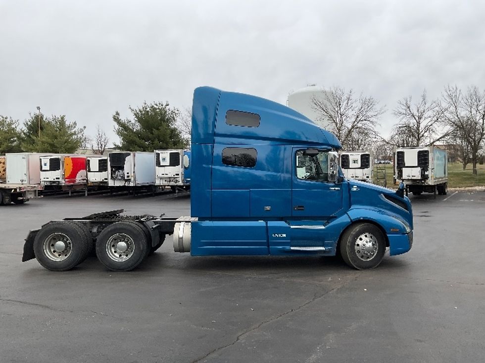 Sleeper Tractor-Heavy Duty Tractors-Volvo-2019-VNL64760-Bethlehem-PA-223,307\n\t\tmiles-$ 74,000 - Image 8