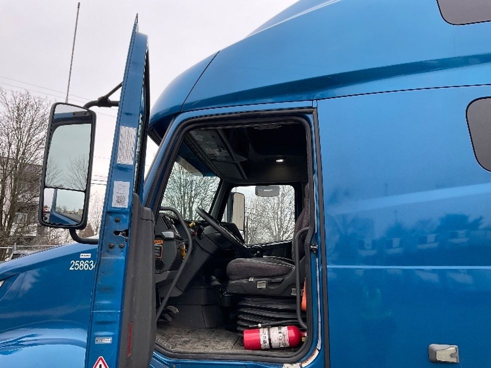 Sleeper Tractor-Heavy Duty Tractors-Volvo-2019-VNL64760-Bethlehem-PA-223,307\n\t\tmiles-$ 74,000 - Image 9