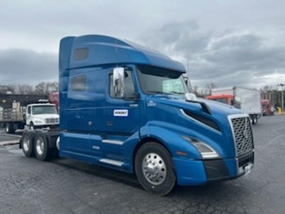 Sleeper Tractor-Heavy Duty Tractors-Volvo-2019-VNL64760-Bethlehem-PA-224,901\n\t\tmiles-$ 69,750 - Image 1