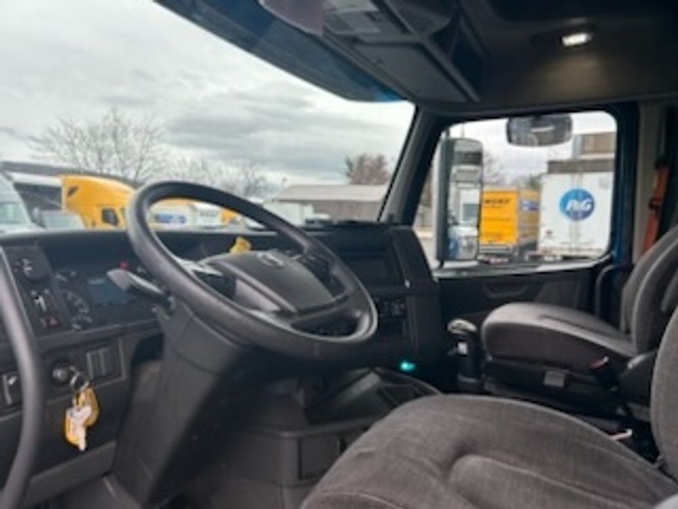 Sleeper Tractor-Heavy Duty Tractors-Volvo-2019-VNL64760-Bethlehem-PA-224,901\n\t\tmiles-$ 69,750 - Image 10