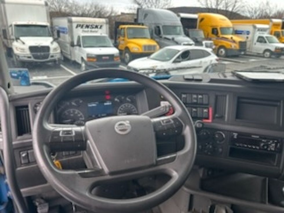 Sleeper Tractor-Heavy Duty Tractors-Volvo-2019-VNL64760-Bethlehem-PA-224,901\n\t\tmiles-$ 69,750 - Image 11