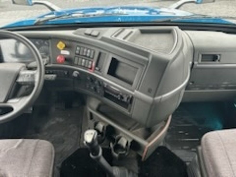 Sleeper Tractor-Heavy Duty Tractors-Volvo-2019-VNL64760-Bethlehem-PA-224,901\n\t\tmiles-$ 69,750 - Image 12