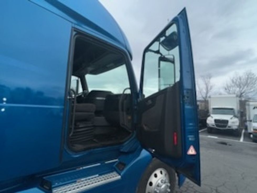 Sleeper Tractor-Heavy Duty Tractors-Volvo-2019-VNL64760-Bethlehem-PA-224,901\n\t\tmiles-$ 69,750 - Image 13
