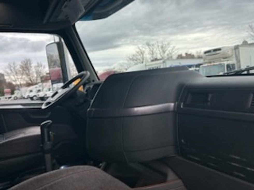 Sleeper Tractor-Heavy Duty Tractors-Volvo-2019-VNL64760-Bethlehem-PA-224,901\n\t\tmiles-$ 69,750 - Image 14