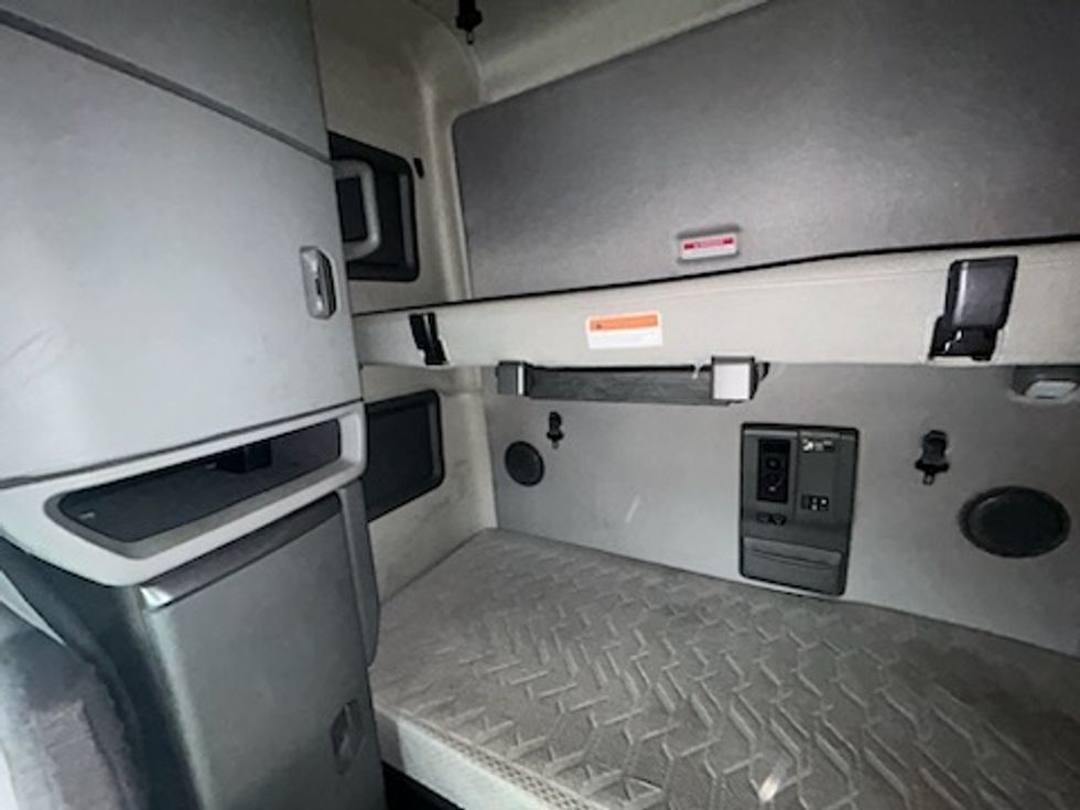 Sleeper Tractor-Heavy Duty Tractors-Volvo-2019-VNL64760-Bethlehem-PA-224,901\n\t\tmiles-$ 69,750 - Image 19