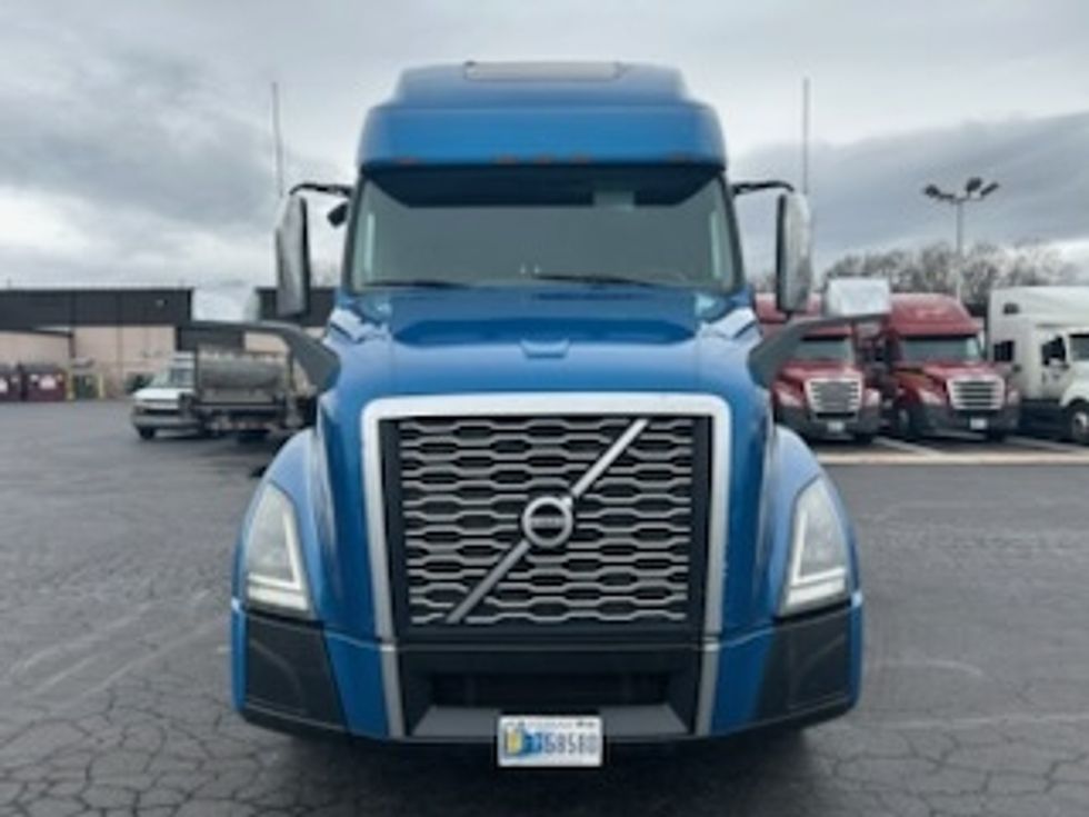 Sleeper Tractor-Heavy Duty Tractors-Volvo-2019-VNL64760-Bethlehem-PA-224,901\n\t\tmiles-$ 69,750 - Image 2