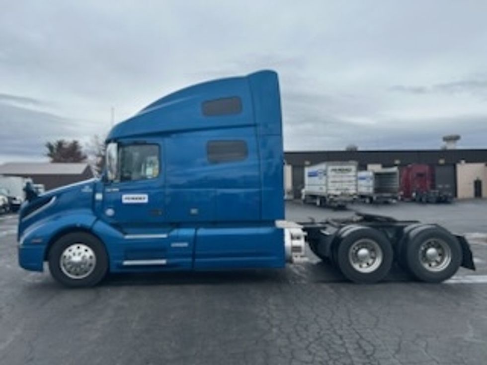Sleeper Tractor-Heavy Duty Tractors-Volvo-2019-VNL64760-Bethlehem-PA-224,901\n\t\tmiles-$ 69,750 - Image 4