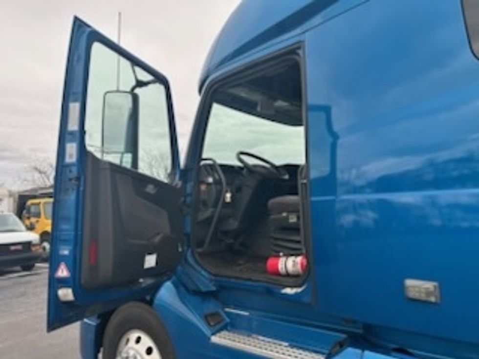 Sleeper Tractor-Heavy Duty Tractors-Volvo-2019-VNL64760-Bethlehem-PA-224,901\n\t\tmiles-$ 69,750 - Image 9