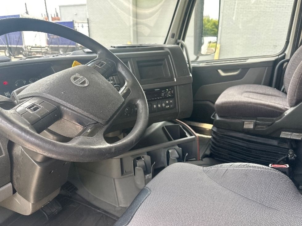 Sleeper Tractor-Heavy Duty Tractors-Volvo-2019-VNL64760-Birmingham-AL-632,237\n\t\tmiles-$ 55,750 - Image 10