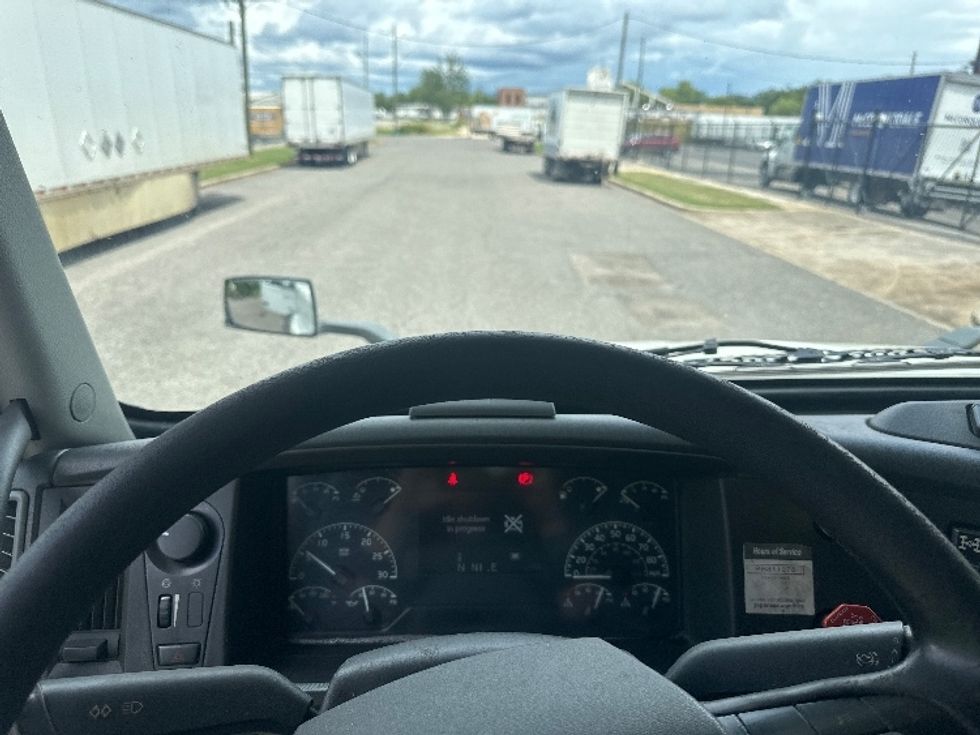 Sleeper Tractor-Heavy Duty Tractors-Volvo-2019-VNL64760-Birmingham-AL-632,237\n\t\tmiles-$ 55,750 - Image 11