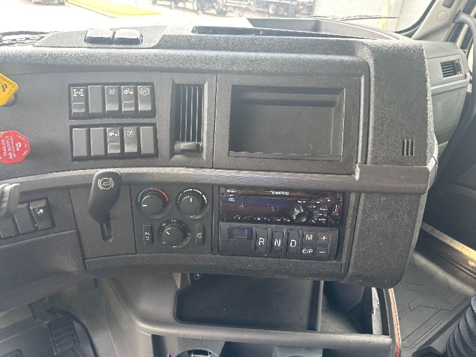 Sleeper Tractor-Heavy Duty Tractors-Volvo-2019-VNL64760-Birmingham-AL-632,237\n\t\tmiles-$ 55,750 - Image 12