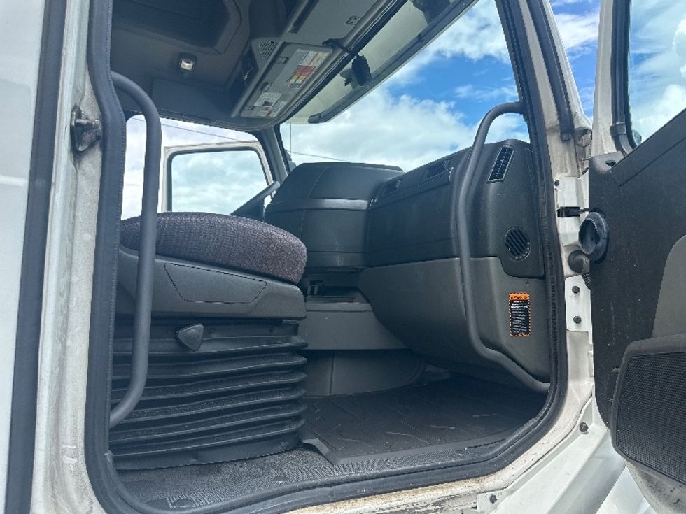 Sleeper Tractor-Heavy Duty Tractors-Volvo-2019-VNL64760-Birmingham-AL-632,237\n\t\tmiles-$ 55,750 - Image 13