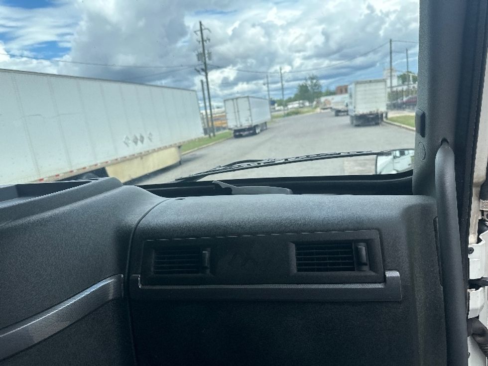 Sleeper Tractor-Heavy Duty Tractors-Volvo-2019-VNL64760-Birmingham-AL-632,237\n\t\tmiles-$ 55,750 - Image 14