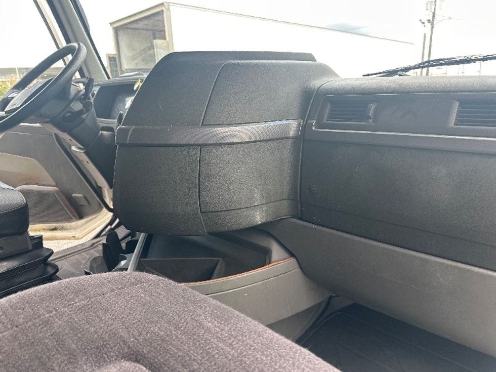 Sleeper Tractor-Heavy Duty Tractors-Volvo-2019-VNL64760-Birmingham-AL-632,237\n\t\tmiles-$ 55,750 - Image 15