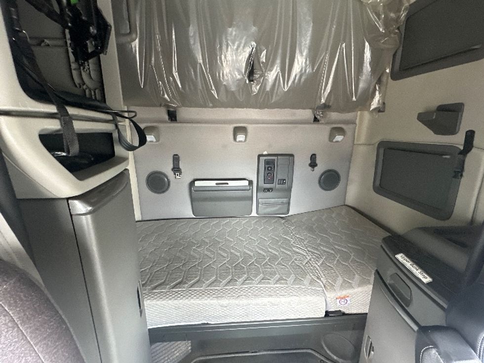Sleeper Tractor-Heavy Duty Tractors-Volvo-2019-VNL64760-Birmingham-AL-632,237\n\t\tmiles-$ 55,750 - Image 16