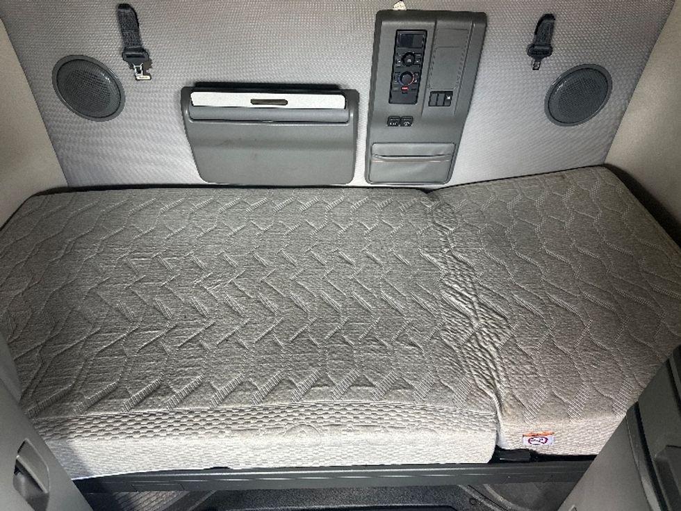 Sleeper Tractor-Heavy Duty Tractors-Volvo-2019-VNL64760-Birmingham-AL-632,237\n\t\tmiles-$ 55,750 - Image 17