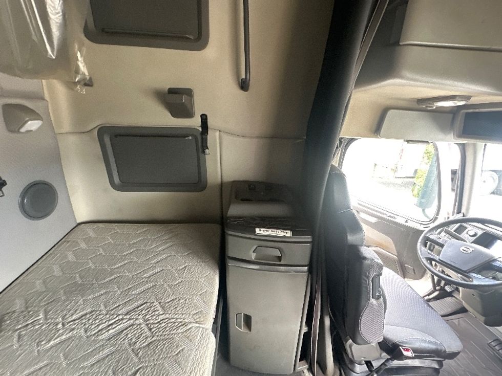 Sleeper Tractor-Heavy Duty Tractors-Volvo-2019-VNL64760-Birmingham-AL-632,237\n\t\tmiles-$ 55,750 - Image 18
