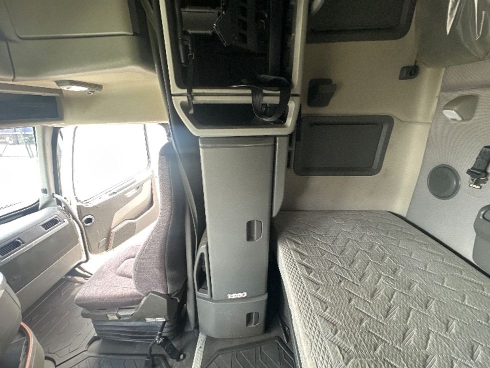 Sleeper Tractor-Heavy Duty Tractors-Volvo-2019-VNL64760-Birmingham-AL-632,237\n\t\tmiles-$ 55,750 - Image 19