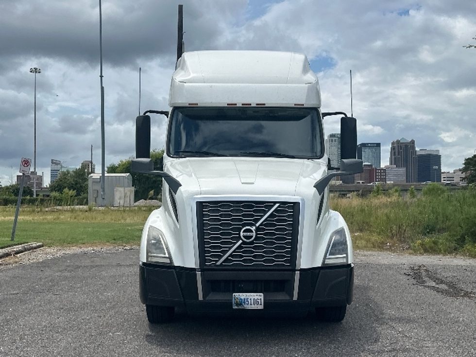 Sleeper Tractor-Heavy Duty Tractors-Volvo-2019-VNL64760-Birmingham-AL-632,237\n\t\tmiles-$ 55,750 - Image 2