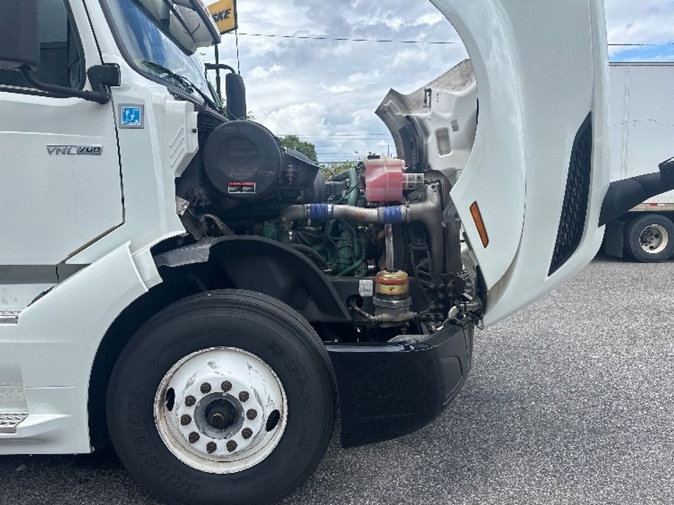 Sleeper Tractor-Heavy Duty Tractors-Volvo-2019-VNL64760-Birmingham-AL-632,237\n\t\tmiles-$ 55,750 - Image 20