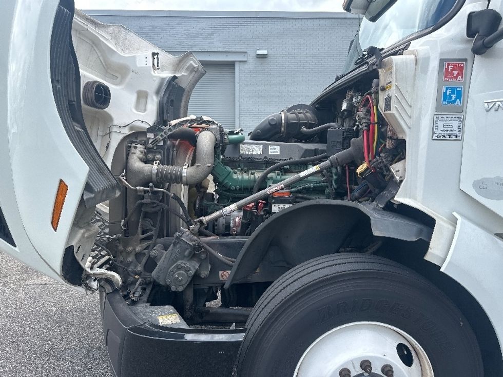 Sleeper Tractor-Heavy Duty Tractors-Volvo-2019-VNL64760-Birmingham-AL-632,237\n\t\tmiles-$ 55,750 - Image 21