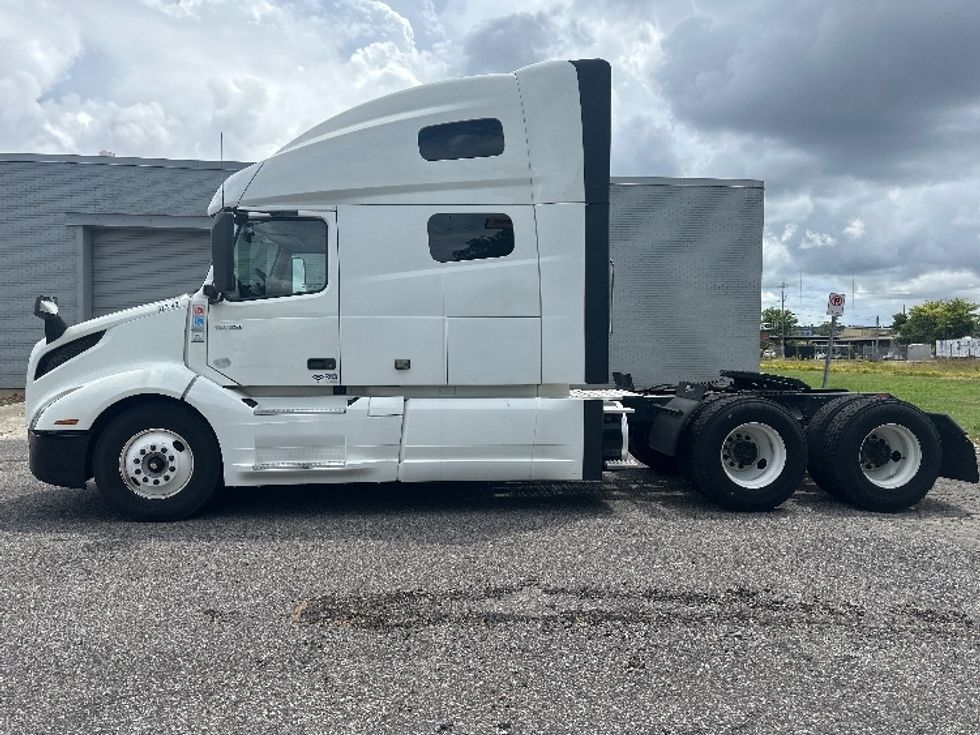 Sleeper Tractor-Heavy Duty Tractors-Volvo-2019-VNL64760-Birmingham-AL-632,237\n\t\tmiles-$ 55,750 - Image 4