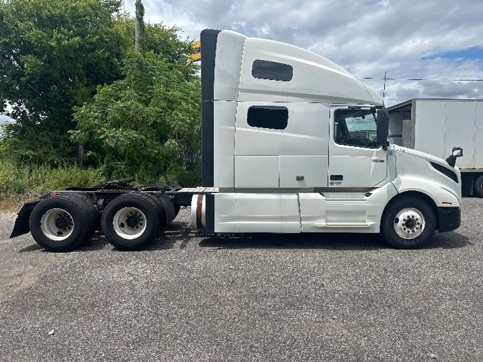 Sleeper Tractor-Heavy Duty Tractors-Volvo-2019-VNL64760-Birmingham-AL-632,237\n\t\tmiles-$ 55,750 - Image 8