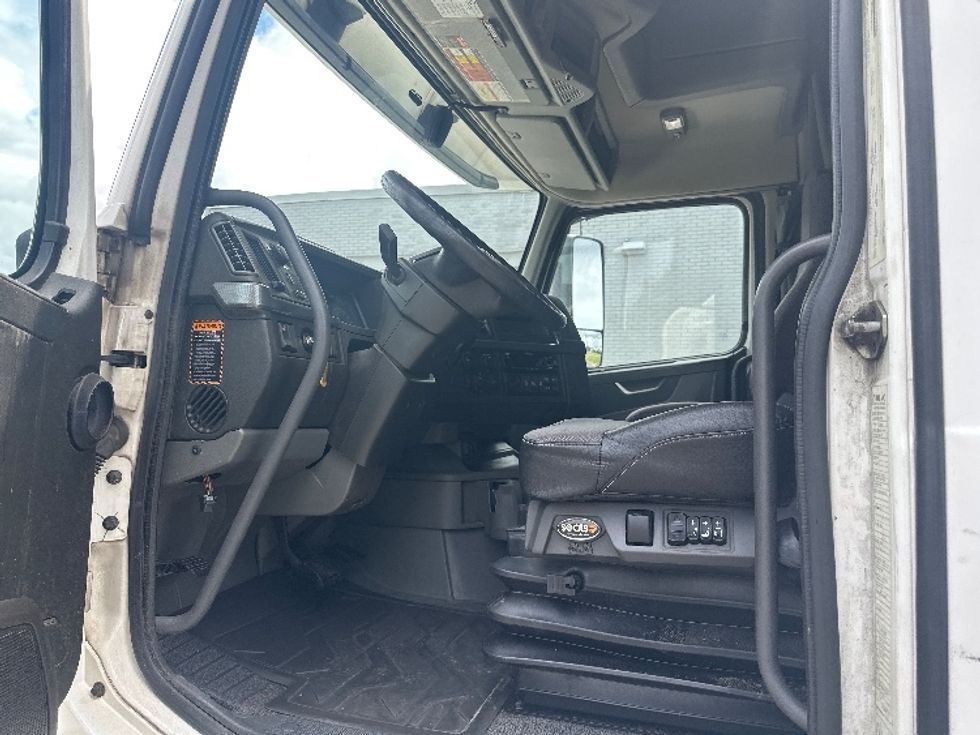 Sleeper Tractor-Heavy Duty Tractors-Volvo-2019-VNL64760-Birmingham-AL-632,237\n\t\tmiles-$ 55,750 - Image 9