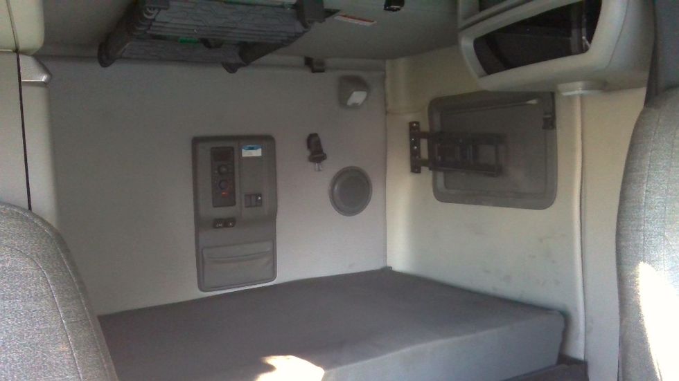 Sleeper Tractor-Heavy Duty Tractors-Volvo-2019-VNL64760-Boaz-AL-514,507\n\t\tmiles-$ 54,250 - Image 16