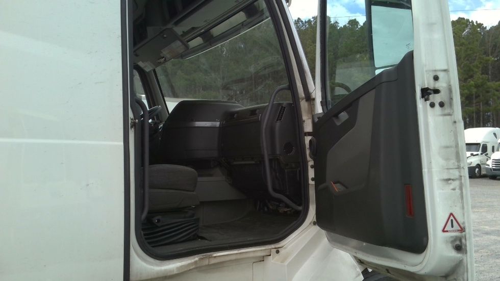 Sleeper Tractor-Heavy Duty Tractors-Volvo-2019-VNL64760-Boaz-AL-621,231\n\t\tmiles-$ 48,000 - Image 12