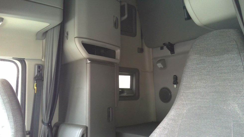 Sleeper Tractor-Heavy Duty Tractors-Volvo-2019-VNL64760-Boaz-AL-621,231\n\t\tmiles-$ 48,000 - Image 18