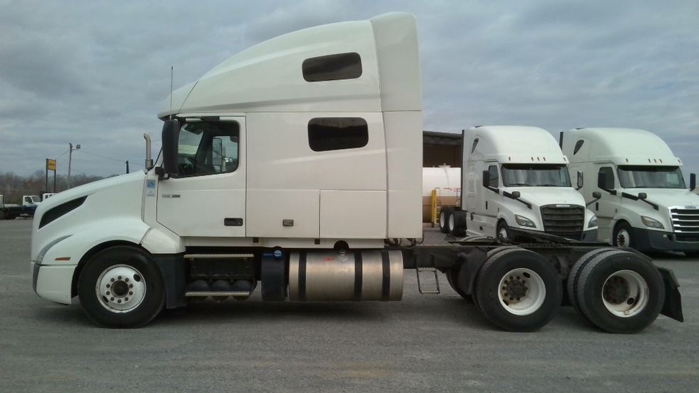 Sleeper Tractor-Heavy Duty Tractors-Volvo-2019-VNL64760-Boaz-AL-621,231\n\t\tmiles-$ 48,000 - Image 4