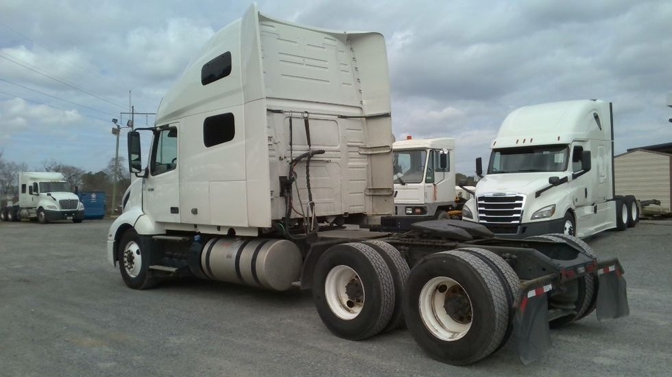 Sleeper Tractor-Heavy Duty Tractors-Volvo-2019-VNL64760-Boaz-AL-621,231\n\t\tmiles-$ 48,000 - Image 5