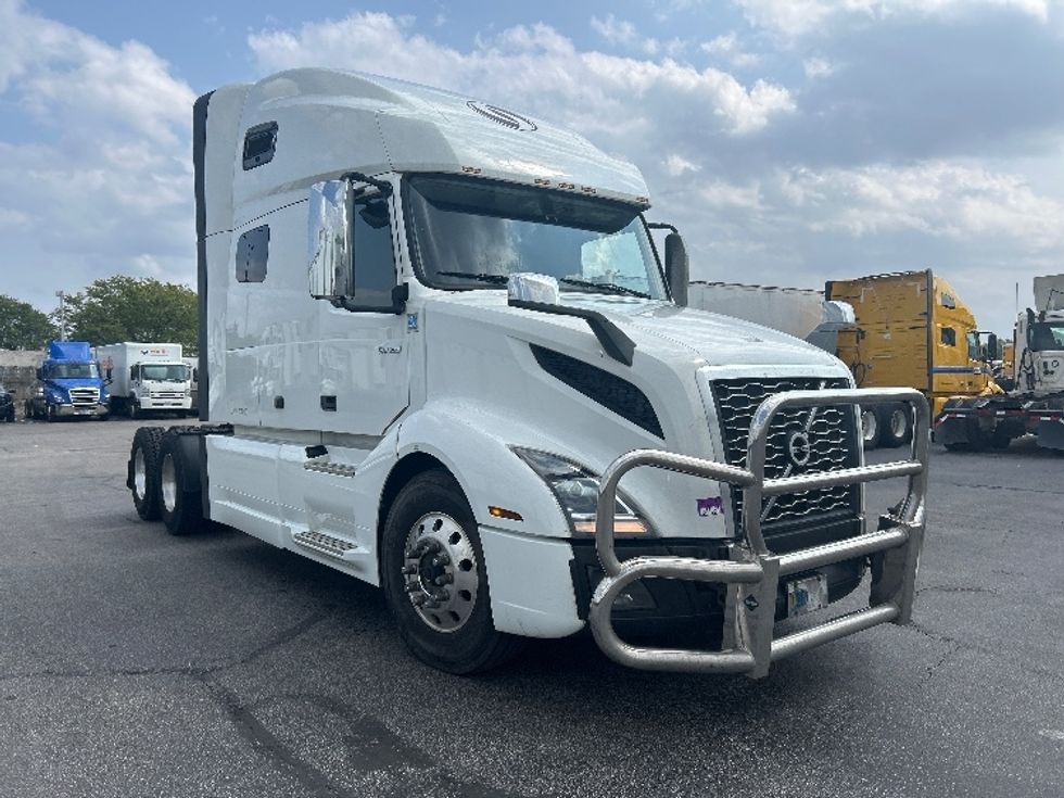 Sleeper Tractor-Heavy Duty Tractors-Volvo-2019-VNL64760-Brook Park-OH-549,987\n\t\tmiles-$ 60,500 - Image 1