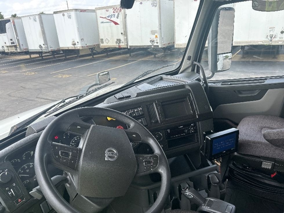 Sleeper Tractor-Heavy Duty Tractors-Volvo-2019-VNL64760-Brook Park-OH-549,987\n\t\tmiles-$ 60,500 - Image 10
