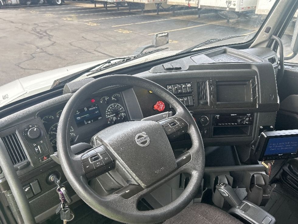 Sleeper Tractor-Heavy Duty Tractors-Volvo-2019-VNL64760-Brook Park-OH-549,987\n\t\tmiles-$ 60,500 - Image 11