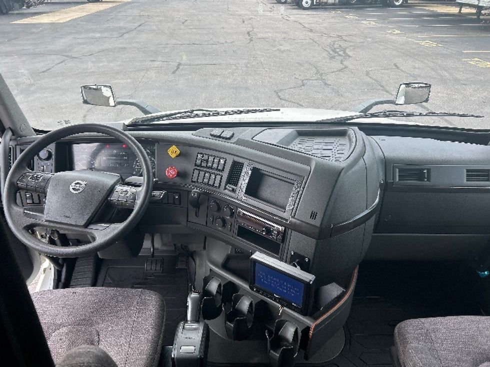 Sleeper Tractor-Heavy Duty Tractors-Volvo-2019-VNL64760-Brook Park-OH-549,987\n\t\tmiles-$ 60,500 - Image 12