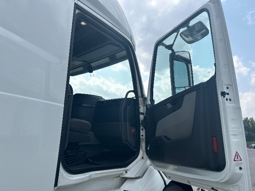 Sleeper Tractor-Heavy Duty Tractors-Volvo-2019-VNL64760-Brook Park-OH-549,987\n\t\tmiles-$ 60,500 - Image 13
