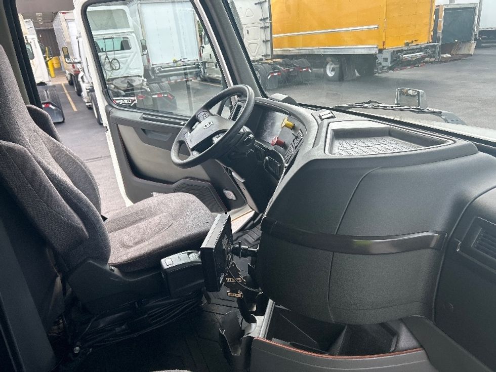 Sleeper Tractor-Heavy Duty Tractors-Volvo-2019-VNL64760-Brook Park-OH-549,987\n\t\tmiles-$ 60,500 - Image 15